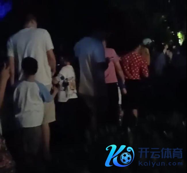 重庆一儿童疑摸街灯电桩身一火